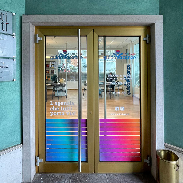 AcliViaggi nuova sede a Cles - allestimento adesivi ingresso