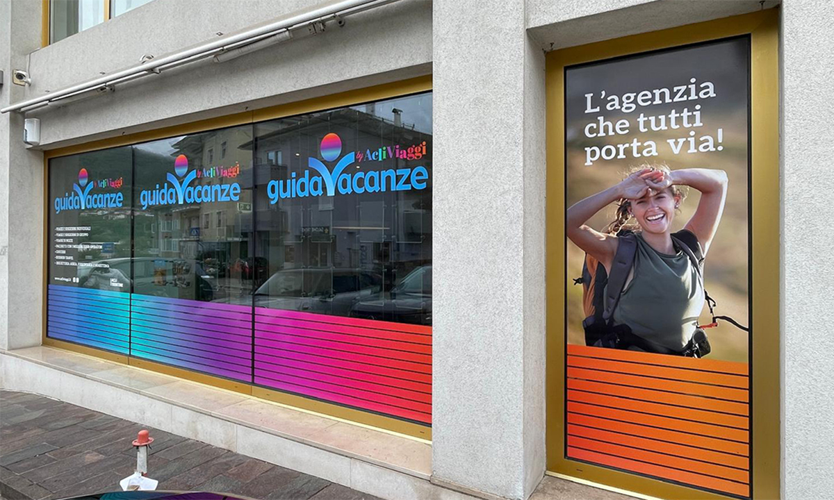AcliViaggi nuova sede a Cles - allestimento adesivi vetrine frontali