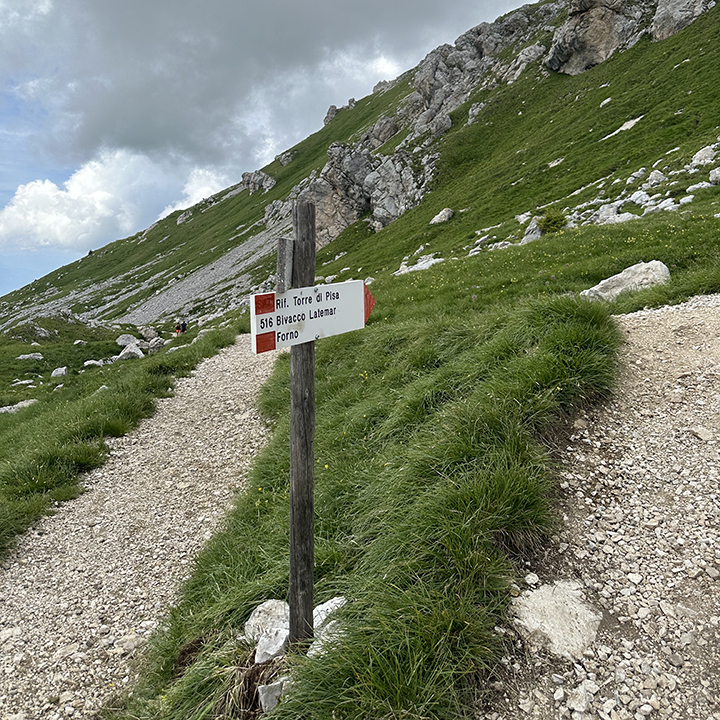 Latemar - verso il rifugio Torre di Pisa - cartelli con le indicazioni